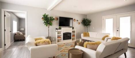 TV connectée, cheminée, livres