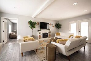 Smart-TV, Kamin, Bücher