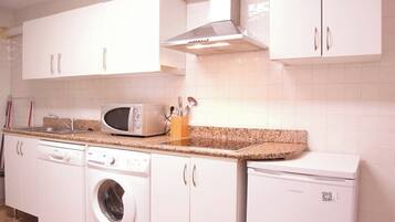 Køleskab, mikrobølgeovn, ovn, kogeplade