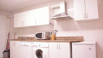 Een koelkast, een magnetron, een oven, een kookplaat