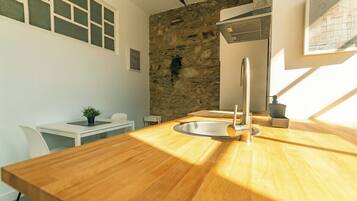 Een magnetron, een kookplaat, een koffiezetapparaat/waterkoker