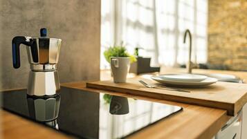 Micro-ondes, plaque de cuisson, cafetiĂšre/bouilloire