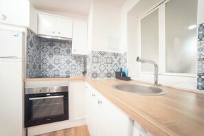 Een koelkast, een oven