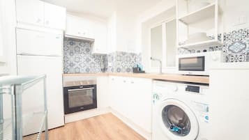 Een koelkast, een oven