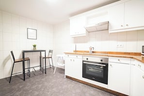 Refrigerador, microondas, horno y cafetera y tetera 