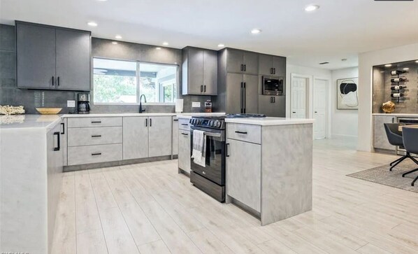 Kühlschrank, Mikrowelle, Ofen, Herdplatte