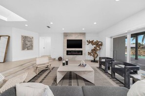 Smart-TV, Kamin, Bücher, Stereoanlage