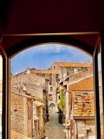 Cubrecamas, escritorio, espacio para trabajar con laptop y wifi gratis 