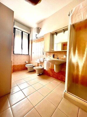 Doccia, asciugacapelli, accappatoio, bidet