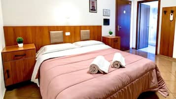 Cubrecamas, escritorio, espacio para trabajar con laptop y wifi gratis