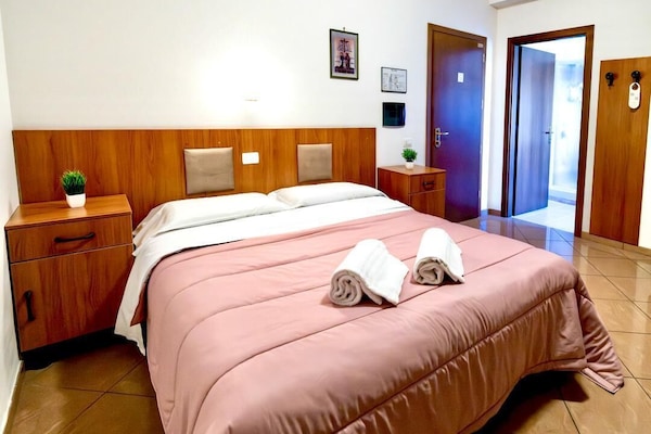 Cubrecamas, escritorio, espacio para trabajar con laptop y wifi gratis