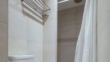 Apartment, Bay View (Finisterre B) | Bathroom | Shower, hair dryer, towels, soap