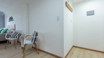 Apartemen, pemandangan gunung (Finisterre A) | Area keluarga | Televisi LED 40-inci dengan saluran TV kabel, film berbayar, dan kantor