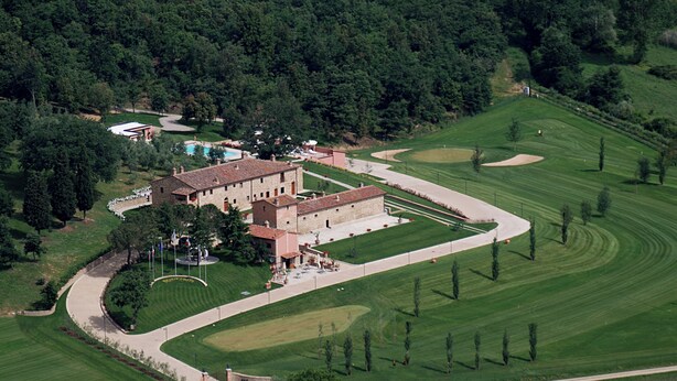 An aerial view of a large estate with a main building, multiple guest rooms, a swimming pool, and well-maintained lawns and golf course. - Detached villa near Arezzo (Toscana)