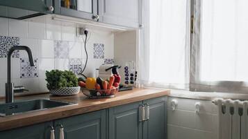 KĂŒhlschrank, Mikrowelle, Ofen, Herdplatte