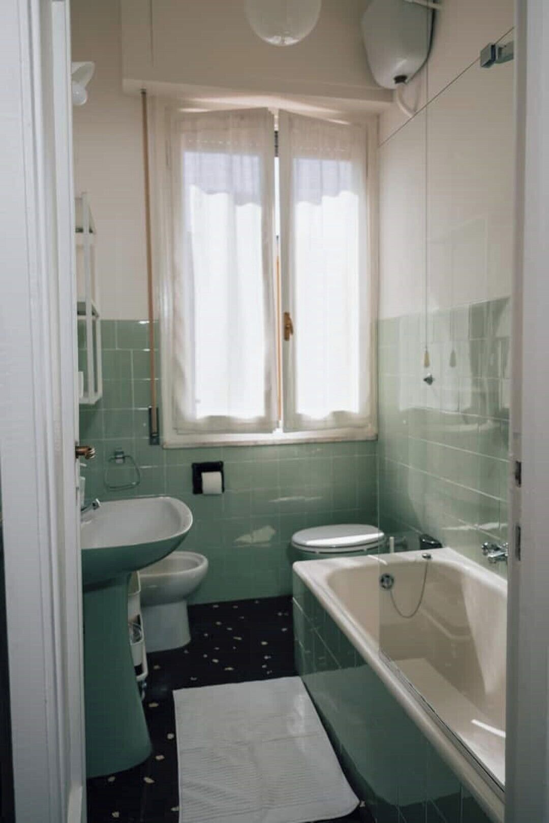 Ein Badezimmer mit Waschbecken, Toilette und Badewanne.
