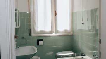 Ein Badezimmer mit Waschbecken, Toilette und Badewanne.