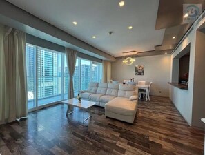 Living area - Full Sea View / 2BR/  Damac Heights/ Dubai Marina/ Blueoceanholidayhomes (Dubai)