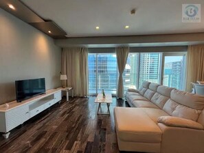 Living area - Full Sea View / 2BR/  Damac Heights/ Dubai Marina/ Blueoceanholidayhomes (Dubai)