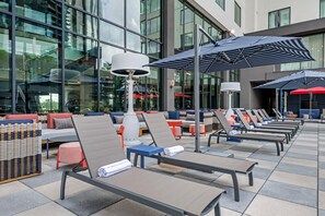 Piscina a l'aire lliure (horari: 07:00-22:00) i cabanes (de pagament)