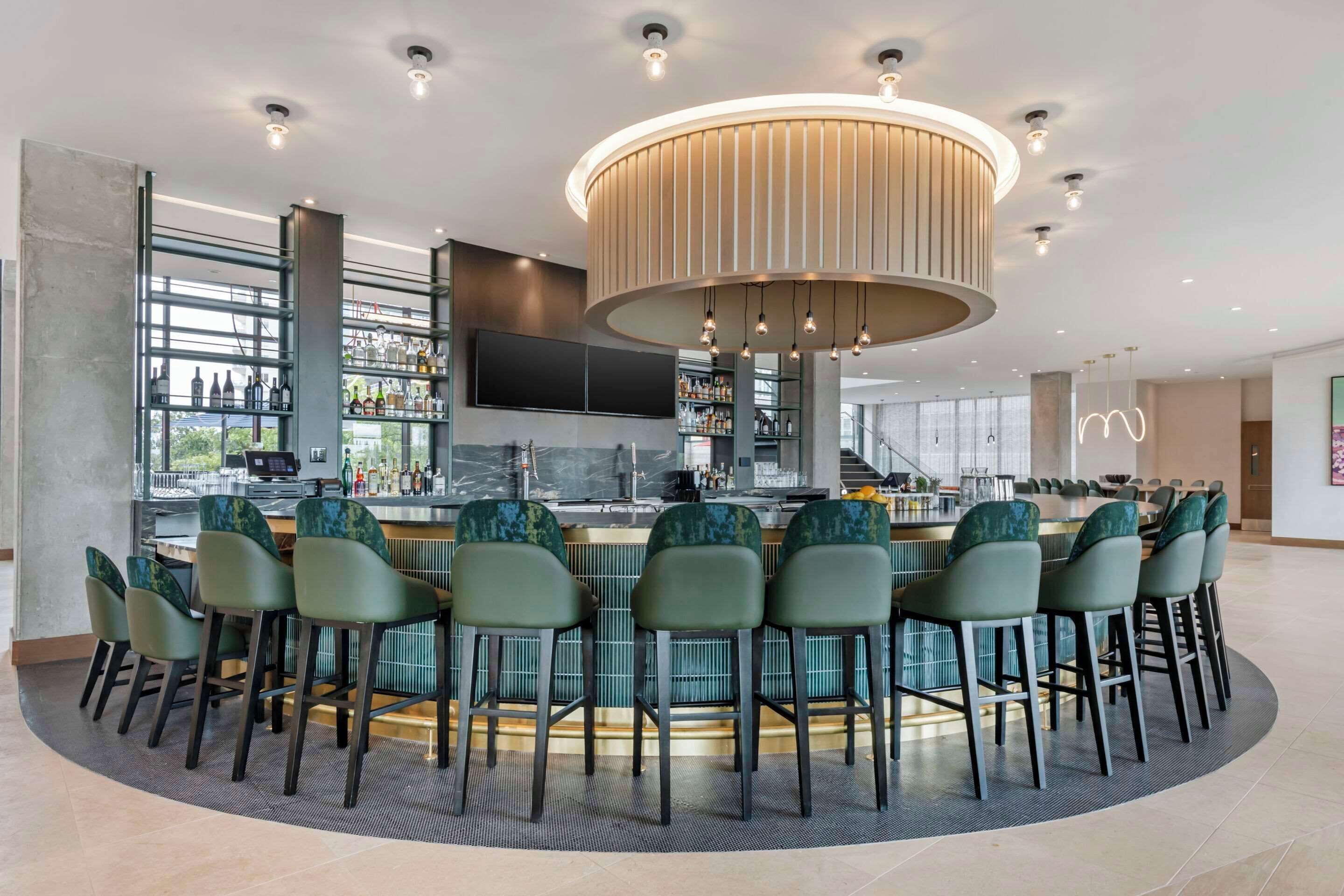 2 restaurants servant le petit déjeuner et le dîner
