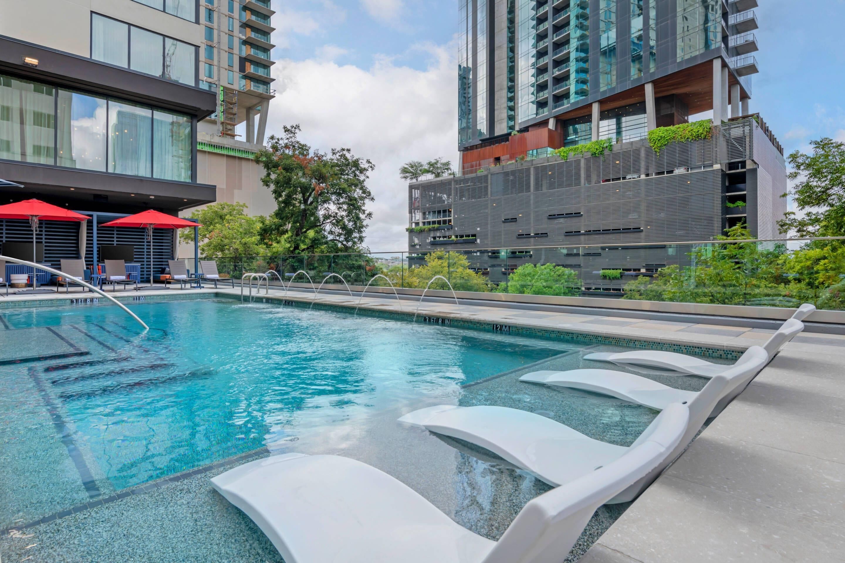 室外游泳池，07:00 至 22:00 开放，收费帐篷屋，池畔遮阳伞