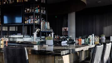 2 bars/lounges, cocktail bar