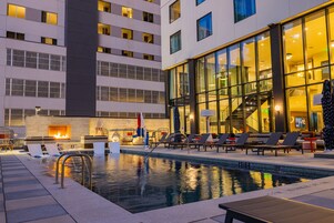 Hồ bơi ngoài trời, mở cửa từ 7:00 đến 22:00, lều (phụ phí) 