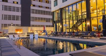Cambria Hotel Austin Downtown