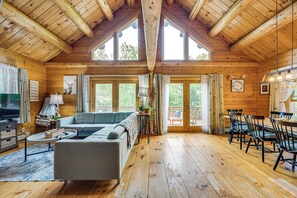 Televisión, chimenea, futbolito y libros 