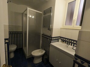 Haartrockner, Bidet, Handtücher, Seife