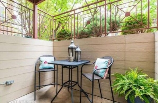 Outdoor dining - 2 Bed 2 Bath Condo/Rogers Park (Chicago)