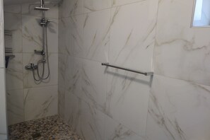 Shower, bidet, towels, soap - Ein Ruhiges Apartment in Sivas mit dem Panoramablick auf Psiloritis-gebirge (Sivas)