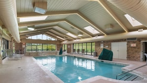 Una piscina interior con vistas despejadas al exterior, una puerta cubierta y un cartel que indica que no se permite bucear.