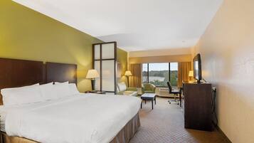 Deluxe Room | 1 bedroom, in-room safe, desk, blackout drapes