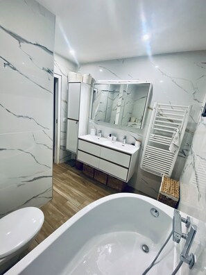 Shower, hair dryer, towels, soap - Villa la Tulipe Piscine & spa (Aimargues)