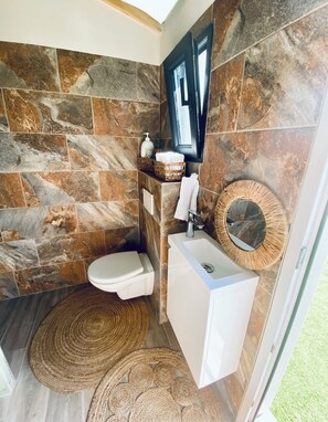 Doccia, asciugacapelli, asciugamani, sapone