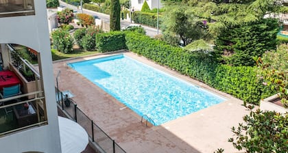 Flat with swimming pool close to the sea