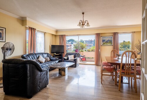 Flat with swimming pool close to the sea