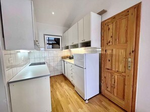 Kühlschrank, Mikrowelle, Herdplatte, Kochgeschirr/Geschirr/Besteck