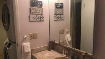 Secador de cabelo, toalhas de banho, sabonete, shampoo