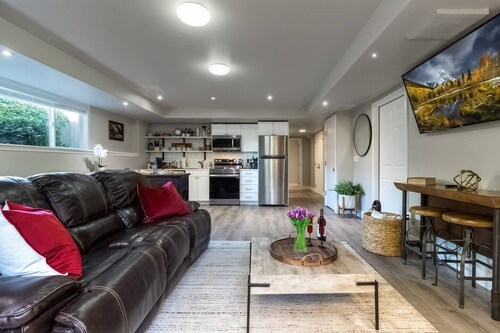 King Suite · Full Kitchen, Laundry · Walk to WWU