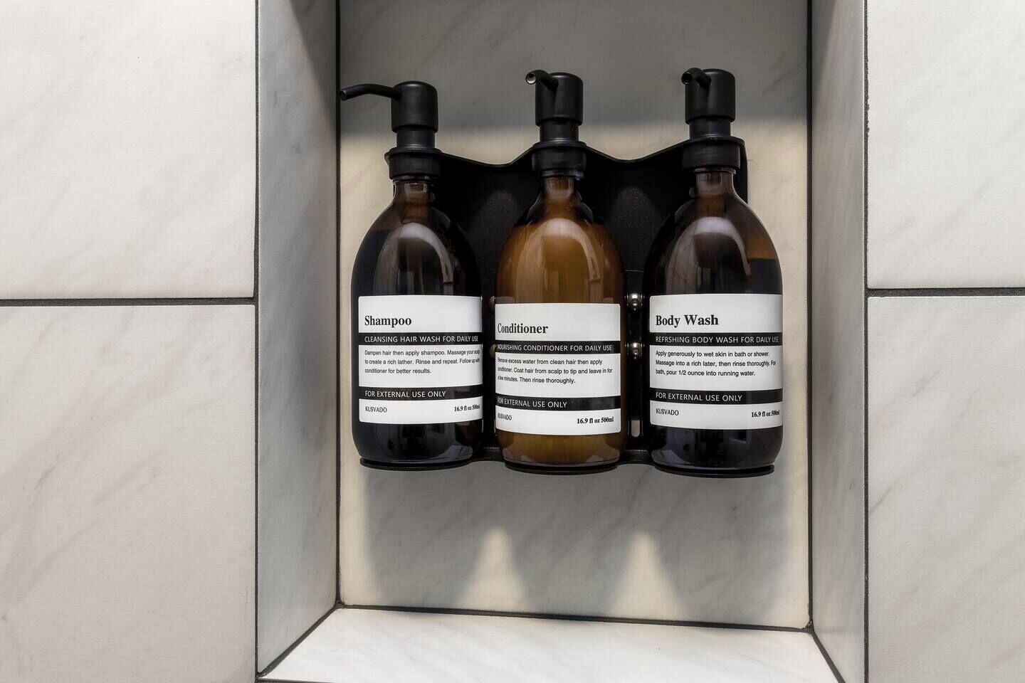 Un ensemble de trois produits de toilette rangés dans un compartiment.