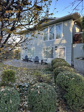 Terrace/patio - The Rosebud - Sleeps 2 -  Newly Renovated  - 3 miles from Downtown Walla Walla (College Place)