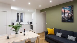 Eine moderne Wohnung mit Essbereich, Küche und Wohnzimmer.