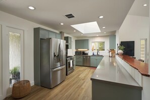 Geladeira, micro-ondas, fogão, cooktop