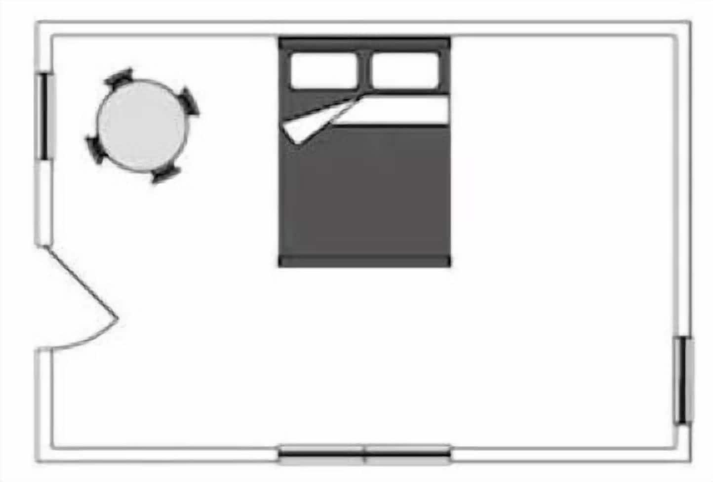 Un dormitorio con cama, mesita de noche y alfombra circular.