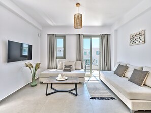 ดีลักซ์อพาร์ทเมนท์ | บริเวณนั่งเล่น | สมาร์ททีวี 43 นิ้ว พร้อมช่องดิจิตอล