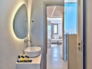 Deluxe Apartment | Bathroom | Shower, rainfall showerhead, hair dryer, slippers - Paros Gem (Paros)