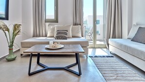 Un salon moderne avec un canapé, une table basse et une vue sur l’extérieur.